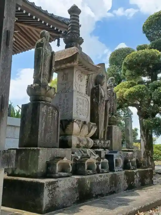 興禅寺の{uncategorized: "未分類", other: "その他", undefined: "問題あり", building: "その他建物", grave: "お墓", sacred_gate: "鳥居", guardian: "狛犬", statue: "像", buddha: "仏像", history: "歴史", nature: "自然", garden: "庭園", animal: "動物", pagoda: "塔", temizu: "手水舎", mountain_gate: "山門・神門", sanctuary: "本殿・本堂", subordinate: "末社・摂社", art: "芸術", scenery: "景色", jizo: "地蔵", ema: "絵馬", goshuin: "御朱印", omikuji: "おみくじ", items: "授与品その他", amulet: "お守り", goshuincho: "御朱印帳", eats: "食事", festival: "お祭り", votive_dance: "神楽", shichigosan: "七五三参", wedding: "結婚式", experience: "体験その他", initially: "初詣", around: "周辺", anti_infection: "感染症対策"}