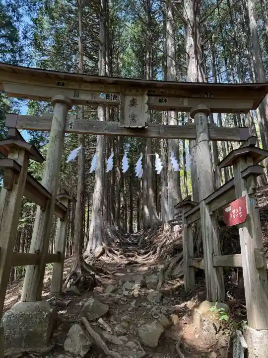 三峯神社奥宮の{uncategorized: "未分類", other: "その他", undefined: "問題あり", building: "その他建物", grave: "お墓", sacred_gate: "鳥居", guardian: "狛犬", statue: "像", buddha: "仏像", history: "歴史", nature: "自然", garden: "庭園", animal: "動物", pagoda: "塔", temizu: "手水舎", mountain_gate: "山門・神門", sanctuary: "本殿・本堂", subordinate: "末社・摂社", art: "芸術", scenery: "景色", jizo: "地蔵", ema: "絵馬", goshuin: "御朱印", omikuji: "おみくじ", items: "授与品その他", amulet: "お守り", goshuincho: "御朱印帳", eats: "食事", festival: "お祭り", votive_dance: "神楽", shichigosan: "七五三参", wedding: "結婚式", experience: "体験その他", initially: "初詣", around: "周辺", anti_infection: "感染症対策"}