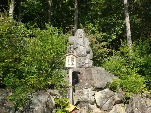 阿賀神社の像