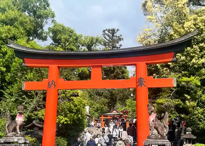 伏見稲荷大社の{uncategorized: "未分類", other: "その他", undefined: "問題あり", building: "その他建物", grave: "お墓", sacred_gate: "鳥居", guardian: "狛犬", statue: "像", buddha: "仏像", history: "歴史", nature: "自然", garden: "庭園", animal: "動物", pagoda: "塔", temizu: "手水舎", mountain_gate: "山門・神門", sanctuary: "本殿・本堂", subordinate: "末社・摂社", art: "芸術", scenery: "景色", jizo: "地蔵", ema: "絵馬", goshuin: "御朱印", omikuji: "おみくじ", items: "授与品その他", amulet: "お守り", goshuincho: "御朱印帳", eats: "食事", festival: "お祭り", votive_dance: "神楽", shichigosan: "七五三参", wedding: "結婚式", experience: "体験その他", initially: "初詣", around: "周辺", anti_infection: "感染症対策"}