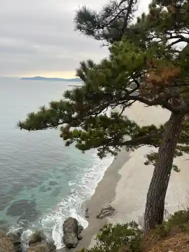 海津見神社（桂浜龍王宮）の{uncategorized: "未分類", other: "その他", undefined: "問題あり", building: "その他建物", grave: "お墓", sacred_gate: "鳥居", guardian: "狛犬", statue: "像", buddha: "仏像", history: "歴史", nature: "自然", garden: "庭園", animal: "動物", pagoda: "塔", temizu: "手水舎", mountain_gate: "山門・神門", sanctuary: "本殿・本堂", subordinate: "末社・摂社", art: "芸術", scenery: "景色", jizo: "地蔵", ema: "絵馬", goshuin: "御朱印", omikuji: "おみくじ", items: "授与品その他", amulet: "お守り", goshuincho: "御朱印帳", eats: "食事", festival: "お祭り", votive_dance: "神楽", shichigosan: "七五三参", wedding: "結婚式", experience: "体験その他", initially: "初詣", around: "周辺", anti_infection: "感染症対策"}