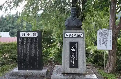 安布知神社の像