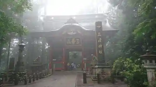 三峯神社の山門・神門