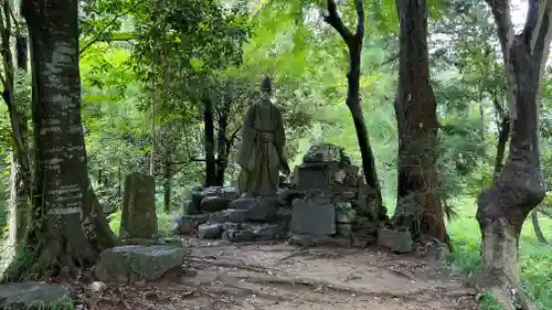 菅谷神社の像