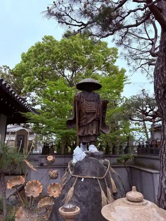 葛井寺の{uncategorized: "未分類", other: "その他", undefined: "問題あり", building: "その他建物", grave: "お墓", sacred_gate: "鳥居", guardian: "狛犬", statue: "像", buddha: "仏像", history: "歴史", nature: "自然", garden: "庭園", animal: "動物", pagoda: "塔", temizu: "手水舎", mountain_gate: "山門・神門", sanctuary: "本殿・本堂", subordinate: "末社・摂社", art: "芸術", scenery: "景色", jizo: "地蔵", ema: "絵馬", goshuin: "御朱印", omikuji: "おみくじ", items: "授与品その他", amulet: "お守り", goshuincho: "御朱印帳", eats: "食事", festival: "お祭り", votive_dance: "神楽", shichigosan: "七五三参", wedding: "結婚式", experience: "体験その他", initially: "初詣", around: "周辺", anti_infection: "感染症対策"}