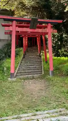 紅石稲荷神社の{uncategorized: "未分類", other: "その他", undefined: "問題あり", building: "その他建物", grave: "お墓", sacred_gate: "鳥居", guardian: "狛犬", statue: "像", buddha: "仏像", history: "歴史", nature: "自然", garden: "庭園", animal: "動物", pagoda: "塔", temizu: "手水舎", mountain_gate: "山門・神門", sanctuary: "本殿・本堂", subordinate: "末社・摂社", art: "芸術", scenery: "景色", jizo: "地蔵", ema: "絵馬", goshuin: "御朱印", omikuji: "おみくじ", items: "授与品その他", amulet: "お守り", goshuincho: "御朱印帳", eats: "食事", festival: "お祭り", votive_dance: "神楽", shichigosan: "七五三参", wedding: "結婚式", experience: "体験その他", initially: "初詣", around: "周辺", anti_infection: "感染症対策"}