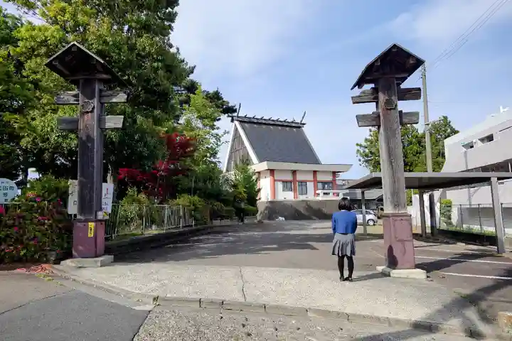 御嶽三吉神社の山門・神門