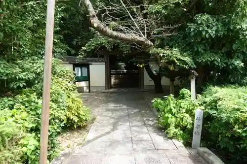 吉田寺の山門