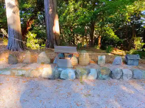 倭白山比咩神社（南出）の末社・摂社