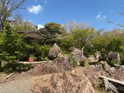 舘山寺の{uncategorized: "未分類", other: "その他", undefined: "問題あり", building: "その他建物", grave: "お墓", sacred_gate: "鳥居", guardian: "狛犬", statue: "像", buddha: "仏像", history: "歴史", nature: "自然", garden: "庭園", animal: "動物", pagoda: "塔", temizu: "手水舎", mountain_gate: "山門・神門", sanctuary: "本殿・本堂", subordinate: "末社・摂社", art: "芸術", scenery: "景色", jizo: "地蔵", ema: "絵馬", goshuin: "御朱印", omikuji: "おみくじ", items: "授与品その他", amulet: "お守り", goshuincho: "御朱印帳", eats: "食事", festival: "お祭り", votive_dance: "神楽", shichigosan: "七五三参", wedding: "結婚式", experience: "体験その他", initially: "初詣", around: "周辺", anti_infection: "感染症対策"}