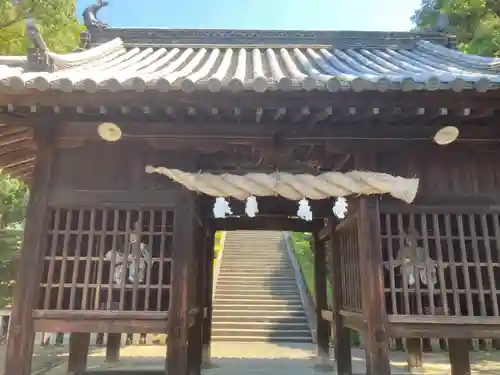 桑原八幡神社の山門