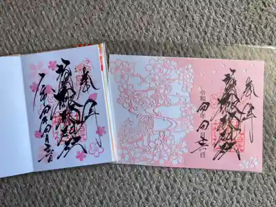 4月の御朱印(左)
春の切り絵御朱印(右)は桜と狛犬さんの柄でとても素敵✨