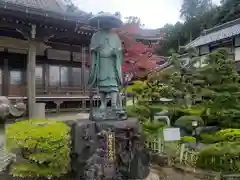 明行寺の像