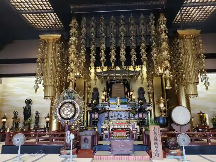 西新井大師総持寺の本殿・本堂