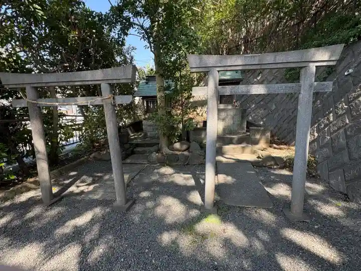 白旗神社の{uncategorized: "未分類", other: "その他", undefined: "問題あり", building: "その他建物", grave: "お墓", sacred_gate: "鳥居", guardian: "狛犬", statue: "像", buddha: "仏像", history: "歴史", nature: "自然", garden: "庭園", animal: "動物", pagoda: "塔", temizu: "手水舎", mountain_gate: "山門・神門", sanctuary: "本殿・本堂", subordinate: "末社・摂社", art: "芸術", scenery: "景色", jizo: "地蔵", ema: "絵馬", goshuin: "御朱印", omikuji: "おみくじ", items: "授与品その他", amulet: "お守り", goshuincho: "御朱印帳", eats: "食事", festival: "お祭り", votive_dance: "神楽", shichigosan: "七五三参", wedding: "結婚式", experience: "体験その他", initially: "初詣", around: "周辺", anti_infection: "感染症対策"}