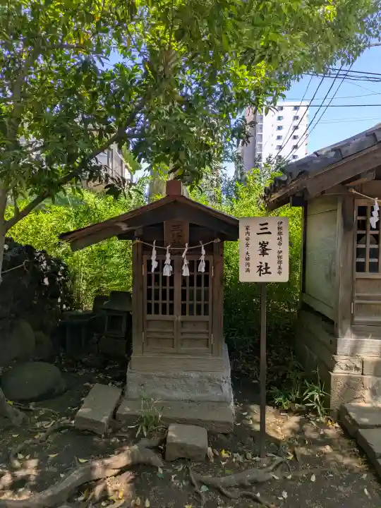 鳩ヶ谷氷川神社の{uncategorized: "未分類", other: "その他", undefined: "問題あり", building: "その他建物", grave: "お墓", sacred_gate: "鳥居", guardian: "狛犬", statue: "像", buddha: "仏像", history: "歴史", nature: "自然", garden: "庭園", animal: "動物", pagoda: "塔", temizu: "手水舎", mountain_gate: "山門・神門", sanctuary: "本殿・本堂", subordinate: "末社・摂社", art: "芸術", scenery: "景色", jizo: "地蔵", ema: "絵馬", goshuin: "御朱印", omikuji: "おみくじ", items: "授与品その他", amulet: "お守り", goshuincho: "御朱印帳", eats: "食事", festival: "お祭り", votive_dance: "神楽", shichigosan: "七五三参", wedding: "結婚式", experience: "体験その他", initially: "初詣", around: "周辺", anti_infection: "感染症対策"}
