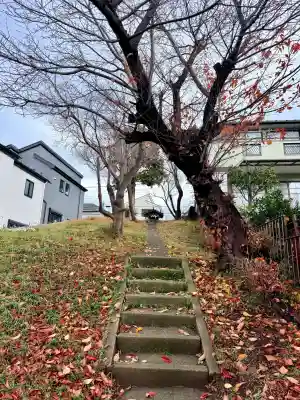 諏訪神社の{uncategorized: "未分類", other: "その他", undefined: "問題あり", building: "その他建物", grave: "お墓", sacred_gate: "鳥居", guardian: "狛犬", statue: "像", buddha: "仏像", history: "歴史", nature: "自然", garden: "庭園", animal: "動物", pagoda: "塔", temizu: "手水舎", mountain_gate: "山門・神門", sanctuary: "本殿・本堂", subordinate: "末社・摂社", art: "芸術", scenery: "景色", jizo: "地蔵", ema: "絵馬", goshuin: "御朱印", omikuji: "おみくじ", items: "授与品その他", amulet: "お守り", goshuincho: "御朱印帳", eats: "食事", festival: "お祭り", votive_dance: "神楽", shichigosan: "七五三参", wedding: "結婚式", experience: "体験その他", initially: "初詣", around: "周辺", anti_infection: "感染症対策"}