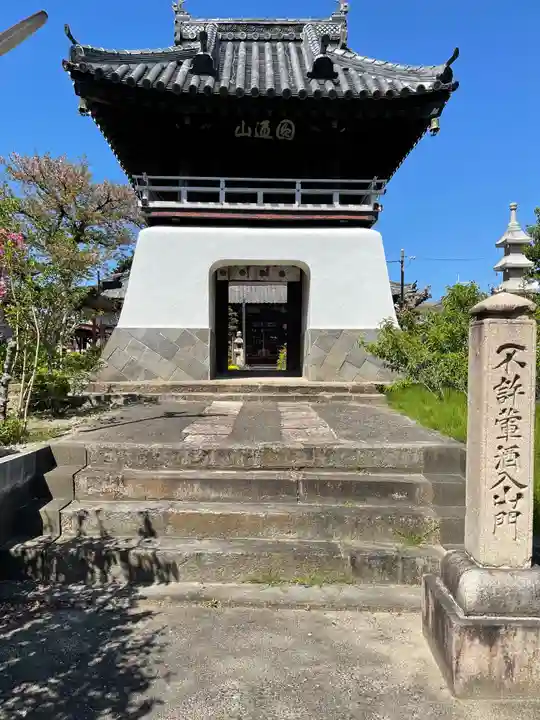 観音寺の山門・神門