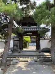 本傳寺の山門