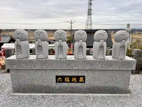 埼玉厄除け開運大師・龍泉寺（切り絵御朱印発祥の寺）の{uncategorized: "未分類", other: "その他", undefined: "問題あり", building: "その他建物", grave: "お墓", sacred_gate: "鳥居", guardian: "狛犬", statue: "像", buddha: "仏像", history: "歴史", nature: "自然", garden: "庭園", animal: "動物", pagoda: "塔", temizu: "手水舎", mountain_gate: "山門・神門", sanctuary: "本殿・本堂", subordinate: "末社・摂社", art: "芸術", scenery: "景色", jizo: "地蔵", ema: "絵馬", goshuin: "御朱印", omikuji: "おみくじ", items: "授与品その他", amulet: "お守り", goshuincho: "御朱印帳", eats: "食事", festival: "お祭り", votive_dance: "神楽", shichigosan: "七五三参", wedding: "結婚式", experience: "体験その他", initially: "初詣", around: "周辺", anti_infection: "感染症対策"}