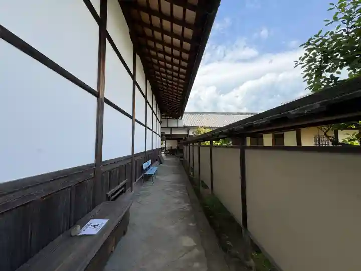 総見院の{uncategorized: "未分類", other: "その他", undefined: "問題あり", building: "その他建物", grave: "お墓", sacred_gate: "鳥居", guardian: "狛犬", statue: "像", buddha: "仏像", history: "歴史", nature: "自然", garden: "庭園", animal: "動物", pagoda: "塔", temizu: "手水舎", mountain_gate: "山門・神門", sanctuary: "本殿・本堂", subordinate: "末社・摂社", art: "芸術", scenery: "景色", jizo: "地蔵", ema: "絵馬", goshuin: "御朱印", omikuji: "おみくじ", items: "授与品その他", amulet: "お守り", goshuincho: "御朱印帳", eats: "食事", festival: "お祭り", votive_dance: "神楽", shichigosan: "七五三参", wedding: "結婚式", experience: "体験その他", initially: "初詣", around: "周辺", anti_infection: "感染症対策"}