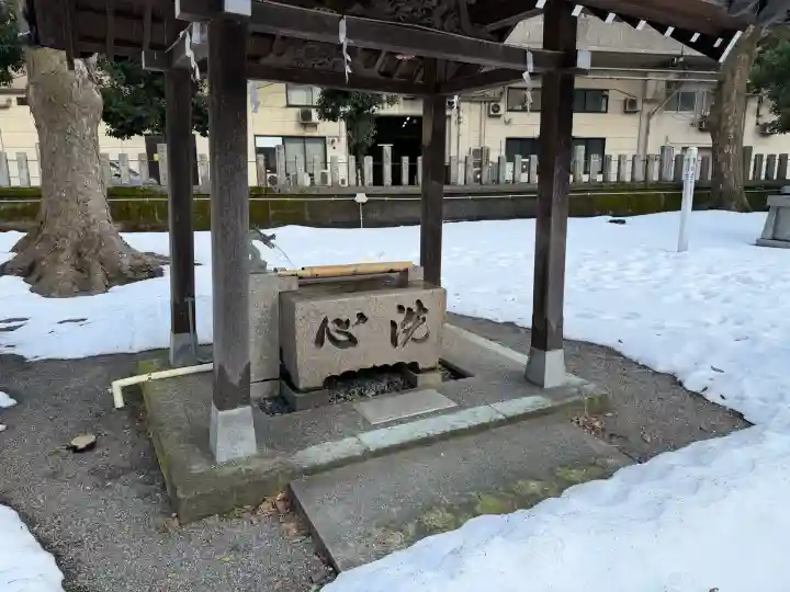 平岡野神社の{uncategorized: "未分類", other: "その他", undefined: "問題あり", building: "その他建物", grave: "お墓", sacred_gate: "鳥居", guardian: "狛犬", statue: "像", buddha: "仏像", history: "歴史", nature: "自然", garden: "庭園", animal: "動物", pagoda: "塔", temizu: "手水舎", mountain_gate: "山門・神門", sanctuary: "本殿・本堂", subordinate: "末社・摂社", art: "芸術", scenery: "景色", jizo: "地蔵", ema: "絵馬", goshuin: "御朱印", omikuji: "おみくじ", items: "授与品その他", amulet: "お守り", goshuincho: "御朱印帳", eats: "食事", festival: "お祭り", votive_dance: "神楽", shichigosan: "七五三参", wedding: "結婚式", experience: "体験その他", initially: "初詣", around: "周辺", anti_infection: "感染症対策"}