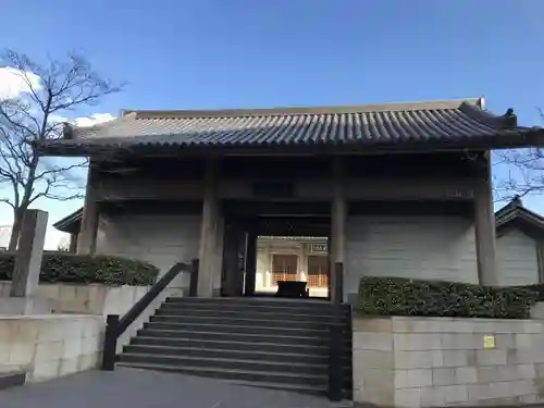 東長寺の山門