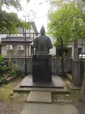 須賀神社の像