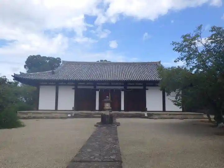 新薬師寺の本殿・本堂