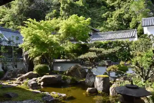 西教寺の庭園