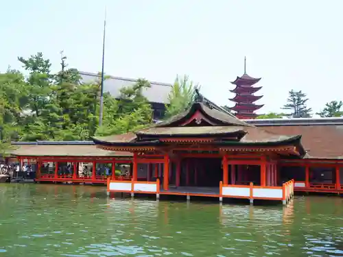 厳島神社の本殿