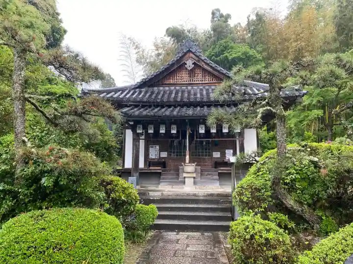 平等寺(三輪山平等寺)の{uncategorized: "未分類", other: "その他", undefined: "問題あり", building: "その他建物", grave: "お墓", sacred_gate: "鳥居", guardian: "狛犬", statue: "像", buddha: "仏像", history: "歴史", nature: "自然", garden: "庭園", animal: "動物", pagoda: "塔", temizu: "手水舎", mountain_gate: "山門・神門", sanctuary: "本殿・本堂", subordinate: "末社・摂社", art: "芸術", scenery: "景色", jizo: "地蔵", ema: "絵馬", goshuin: "御朱印", omikuji: "おみくじ", items: "授与品その他", amulet: "お守り", goshuincho: "御朱印帳", eats: "食事", festival: "お祭り", votive_dance: "神楽", shichigosan: "七五三参", wedding: "結婚式", experience: "体験その他", initially: "初詣", around: "周辺", anti_infection: "感染症対策"}