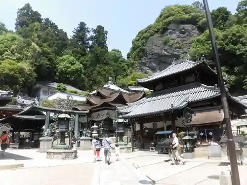 宝山寺の本殿・本堂