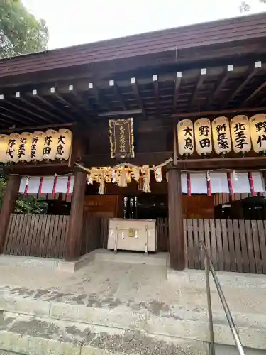 大鳥美波比神社（大鳥大社境内摂社）の{uncategorized: "未分類", other: "その他", undefined: "問題あり", building: "その他建物", grave: "お墓", sacred_gate: "鳥居", guardian: "狛犬", statue: "像", buddha: "仏像", history: "歴史", nature: "自然", garden: "庭園", animal: "動物", pagoda: "塔", temizu: "手水舎", mountain_gate: "山門・神門", sanctuary: "本殿・本堂", subordinate: "末社・摂社", art: "芸術", scenery: "景色", jizo: "地蔵", ema: "絵馬", goshuin: "御朱印", omikuji: "おみくじ", items: "授与品その他", amulet: "お守り", goshuincho: "御朱印帳", eats: "食事", festival: "お祭り", votive_dance: "神楽", shichigosan: "七五三参", wedding: "結婚式", experience: "体験その他", initially: "初詣", around: "周辺", anti_infection: "感染症対策"}