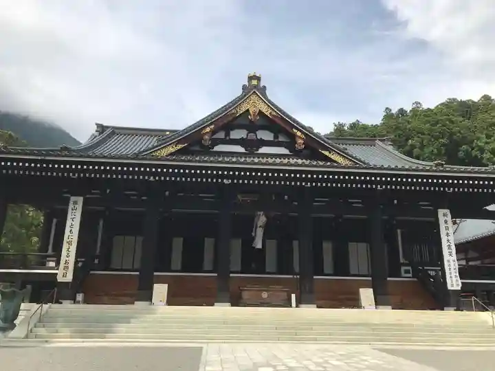 久遠寺の本殿・本堂