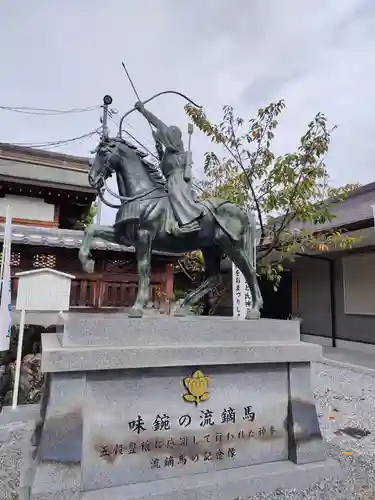 味鋺神社の像