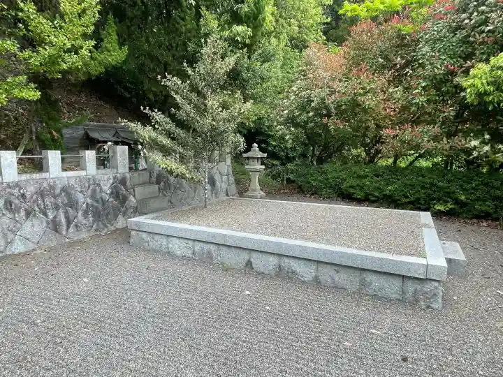 若宮神社の{uncategorized: "未分類", other: "その他", undefined: "問題あり", building: "その他建物", grave: "お墓", sacred_gate: "鳥居", guardian: "狛犬", statue: "像", buddha: "仏像", history: "歴史", nature: "自然", garden: "庭園", animal: "動物", pagoda: "塔", temizu: "手水舎", mountain_gate: "山門・神門", sanctuary: "本殿・本堂", subordinate: "末社・摂社", art: "芸術", scenery: "景色", jizo: "地蔵", ema: "絵馬", goshuin: "御朱印", omikuji: "おみくじ", items: "授与品その他", amulet: "お守り", goshuincho: "御朱印帳", eats: "食事", festival: "お祭り", votive_dance: "神楽", shichigosan: "七五三参", wedding: "結婚式", experience: "体験その他", initially: "初詣", around: "周辺", anti_infection: "感染症対策"}