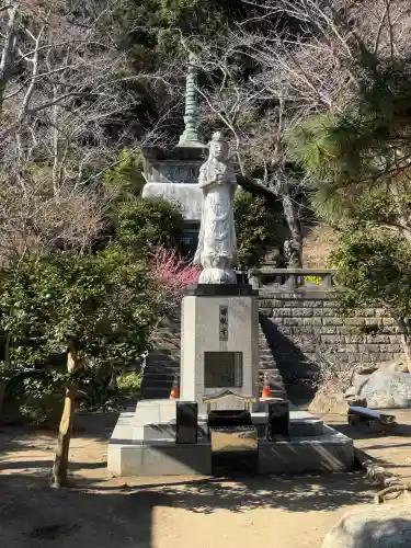 建長寺の{uncategorized: "未分類", other: "その他", undefined: "問題あり", building: "その他建物", grave: "お墓", sacred_gate: "鳥居", guardian: "狛犬", statue: "像", buddha: "仏像", history: "歴史", nature: "自然", garden: "庭園", animal: "動物", pagoda: "塔", temizu: "手水舎", mountain_gate: "山門・神門", sanctuary: "本殿・本堂", subordinate: "末社・摂社", art: "芸術", scenery: "景色", jizo: "地蔵", ema: "絵馬", goshuin: "御朱印", omikuji: "おみくじ", items: "授与品その他", amulet: "お守り", goshuincho: "御朱印帳", eats: "食事", festival: "お祭り", votive_dance: "神楽", shichigosan: "七五三参", wedding: "結婚式", experience: "体験その他", initially: "初詣", around: "周辺", anti_infection: "感染症対策"}