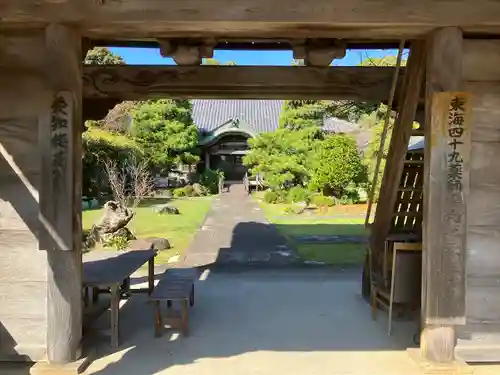 蓮華寺の山門