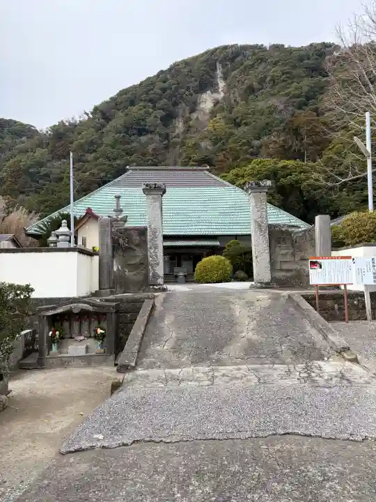 大聖院(高塚不動尊)の{uncategorized: "未分類", other: "その他", undefined: "問題あり", building: "その他建物", grave: "お墓", sacred_gate: "鳥居", guardian: "狛犬", statue: "像", buddha: "仏像", history: "歴史", nature: "自然", garden: "庭園", animal: "動物", pagoda: "塔", temizu: "手水舎", mountain_gate: "山門・神門", sanctuary: "本殿・本堂", subordinate: "末社・摂社", art: "芸術", scenery: "景色", jizo: "地蔵", ema: "絵馬", goshuin: "御朱印", omikuji: "おみくじ", items: "授与品その他", amulet: "お守り", goshuincho: "御朱印帳", eats: "食事", festival: "お祭り", votive_dance: "神楽", shichigosan: "七五三参", wedding: "結婚式", experience: "体験その他", initially: "初詣", around: "周辺", anti_infection: "感染症対策"}