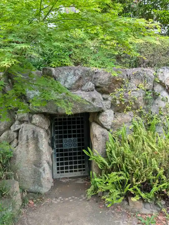 真田山 三光神社の{uncategorized: "未分類", other: "その他", undefined: "問題あり", building: "その他建物", grave: "お墓", sacred_gate: "鳥居", guardian: "狛犬", statue: "像", buddha: "仏像", history: "歴史", nature: "自然", garden: "庭園", animal: "動物", pagoda: "塔", temizu: "手水舎", mountain_gate: "山門・神門", sanctuary: "本殿・本堂", subordinate: "末社・摂社", art: "芸術", scenery: "景色", jizo: "地蔵", ema: "絵馬", goshuin: "御朱印", omikuji: "おみくじ", items: "授与品その他", amulet: "お守り", goshuincho: "御朱印帳", eats: "食事", festival: "お祭り", votive_dance: "神楽", shichigosan: "七五三参", wedding: "結婚式", experience: "体験その他", initially: "初詣", around: "周辺", anti_infection: "感染症対策"}