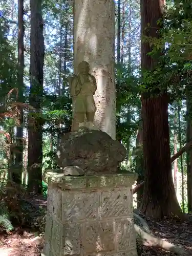 熊野神社の像