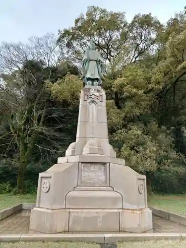 照國神社の像