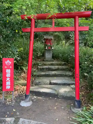 稲荷大明神の鳥居