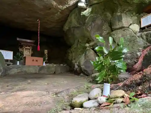 神内神社の{uncategorized: "未分類", other: "その他", undefined: "問題あり", building: "その他建物", grave: "お墓", sacred_gate: "鳥居", guardian: "狛犬", statue: "像", buddha: "仏像", history: "歴史", nature: "自然", garden: "庭園", animal: "動物", pagoda: "塔", temizu: "手水舎", mountain_gate: "山門・神門", sanctuary: "本殿・本堂", subordinate: "末社・摂社", art: "芸術", scenery: "景色", jizo: "地蔵", ema: "絵馬", goshuin: "御朱印", omikuji: "おみくじ", items: "授与品その他", amulet: "お守り", goshuincho: "御朱印帳", eats: "食事", festival: "お祭り", votive_dance: "神楽", shichigosan: "七五三参", wedding: "結婚式", experience: "体験その他", initially: "初詣", around: "周辺", anti_infection: "感染症対策"}