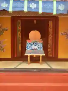 こんばんは、いわき市大國魂神社(おおくにたま)です。
明日2月11日(金・建国記念日)の10時から、「建国紀元祭」並びに「祈年祭・としごいのまつり」がおこなわれます。※2月の祈年祭は豊作を祈る祭り、それに対して11月の「新嘗祭(にいなめさい)」は収穫感謝の祭りです。この2祭と5月の例祭の3つのお祭りが上の写真の「本殿の御扉」を明け、神饌を供える「大祭式」という最も重々しい祭典になります。神饌の種類や神職の装束も最も重儀となります。
あなたは「本殿の御扉」が開いているのを見た時がありますか?
ぜひコメントして下さい👇
 ̄ ̄ ̄ ̄ ̄ ̄ ̄ ̄ ̄ ̄ ̄ ̄ ̄ ̄
➤お祓い(おはらい)
ご祈祷欄のGoogleフォームからご予約できます。
➤御朱印(2月限定「紅梅」御朱印)
対応時間 10:00〜12:00 / 13:00〜15:00
※不在の為「書き置き対応/郵送対応」になる時があります。お電話にて事前にご確認ください。