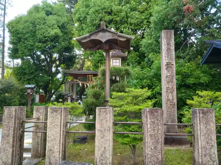 辛國神社の{uncategorized: "未分類", other: "その他", undefined: "問題あり", building: "その他建物", grave: "お墓", sacred_gate: "鳥居", guardian: "狛犬", statue: "像", buddha: "仏像", history: "歴史", nature: "自然", garden: "庭園", animal: "動物", pagoda: "塔", temizu: "手水舎", mountain_gate: "山門・神門", sanctuary: "本殿・本堂", subordinate: "末社・摂社", art: "芸術", scenery: "景色", jizo: "地蔵", ema: "絵馬", goshuin: "御朱印", omikuji: "おみくじ", items: "授与品その他", amulet: "お守り", goshuincho: "御朱印帳", eats: "食事", festival: "お祭り", votive_dance: "神楽", shichigosan: "七五三参", wedding: "結婚式", experience: "体験その他", initially: "初詣", around: "周辺", anti_infection: "感染症対策"}