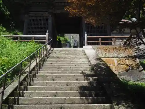 宝珠山 立石寺の{uncategorized: "未分類", other: "その他", undefined: "問題あり", building: "その他建物", grave: "お墓", sacred_gate: "鳥居", guardian: "狛犬", statue: "像", buddha: "仏像", history: "歴史", nature: "自然", garden: "庭園", animal: "動物", pagoda: "塔", temizu: "手水舎", mountain_gate: "山門・神門", sanctuary: "本殿・本堂", subordinate: "末社・摂社", art: "芸術", scenery: "景色", jizo: "地蔵", ema: "絵馬", goshuin: "御朱印", omikuji: "おみくじ", items: "授与品その他", amulet: "お守り", goshuincho: "御朱印帳", eats: "食事", festival: "お祭り", votive_dance: "神楽", shichigosan: "七五三参", wedding: "結婚式", experience: "体験その他", initially: "初詣", around: "周辺", anti_infection: "感染症対策"}