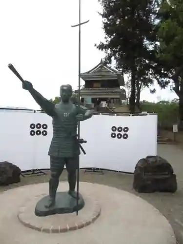 眞田神社の像