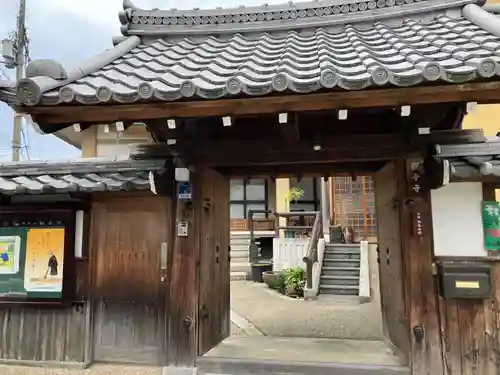 観音寺の山門